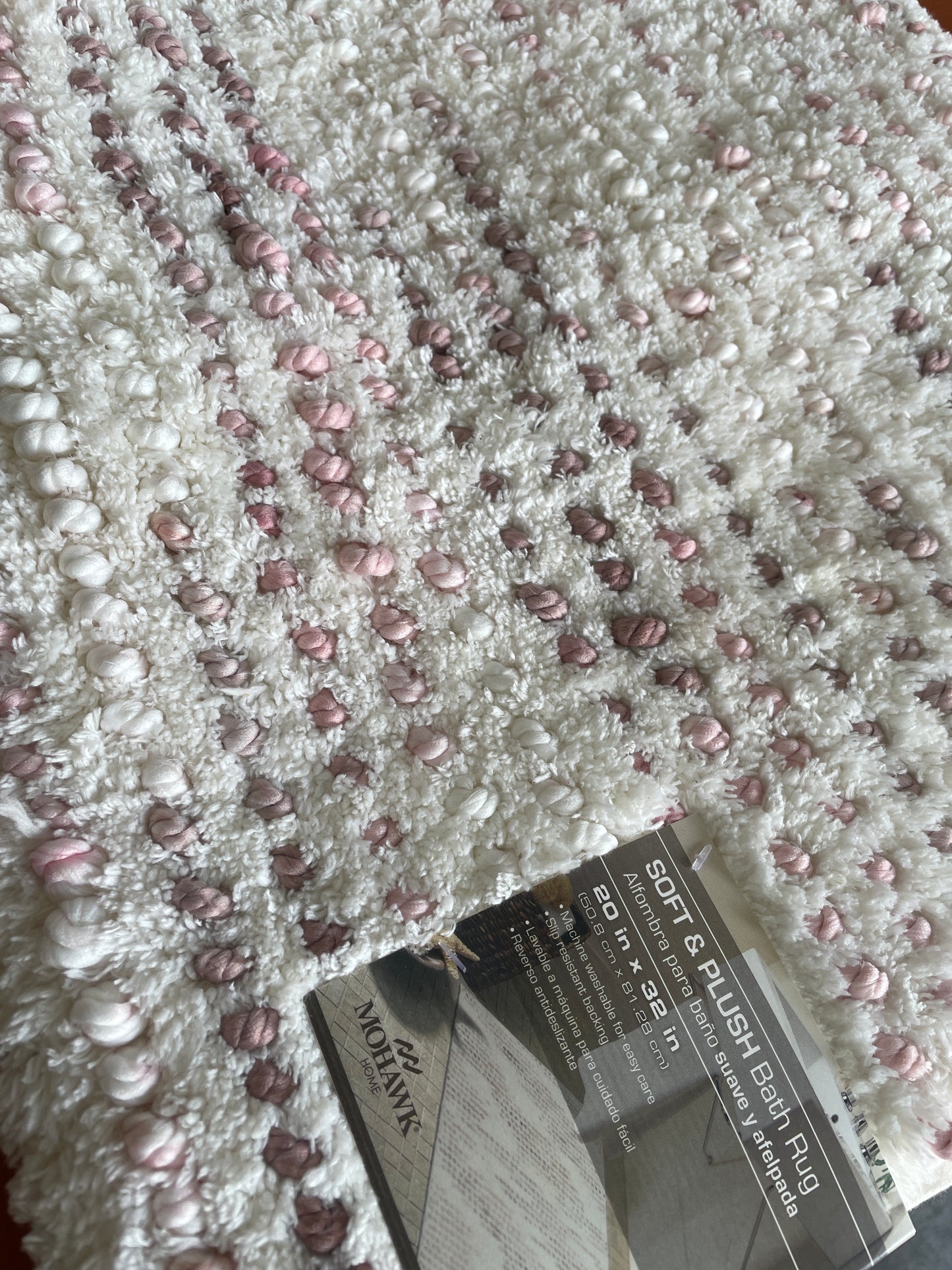 La alfombra de baño suave y afelpada de Mohawk Home mide 20 pulgadas por 32 pulgadas (50.8 cm x 81.28 cm). Es lavable a máquina y tiene un reverso antideslizante.