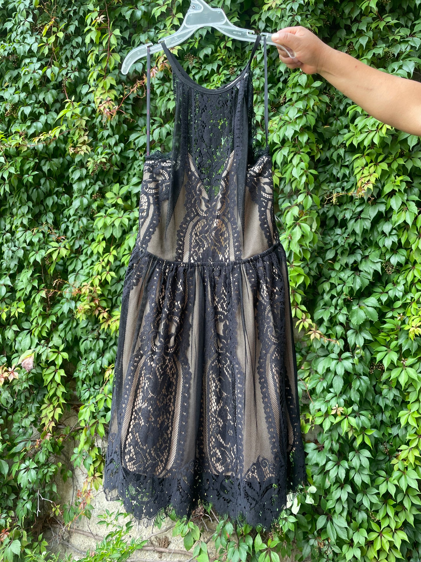 Vestido Corto de Encaje Negro con Fondo Nude - A’gaci - talla S