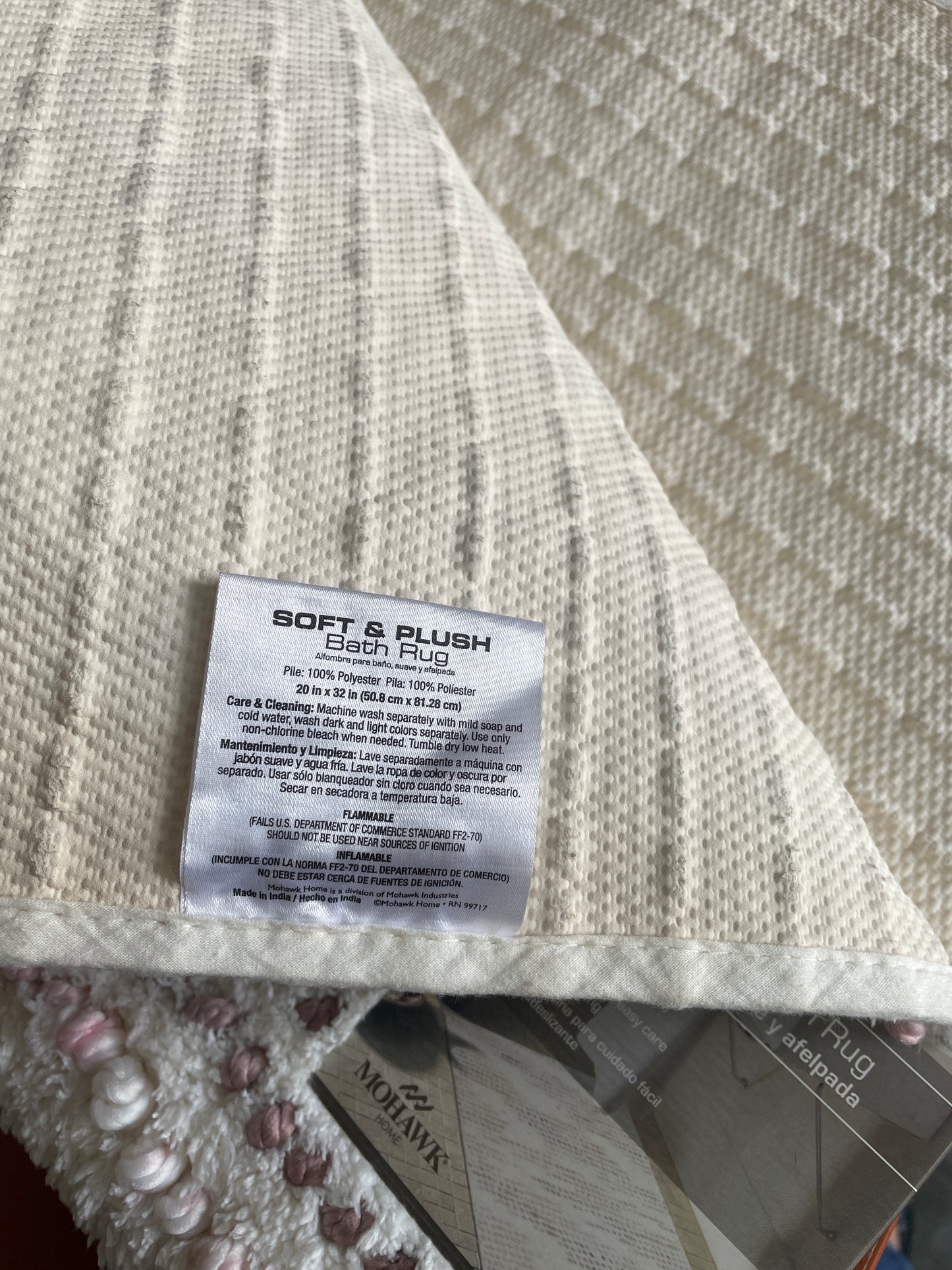 La alfombra de baño suave y afelpada de Mohawk Home mide 20 pulgadas por 32 pulgadas (50.8 cm x 81.28 cm). Es lavable a máquina y tiene un reverso antideslizante.