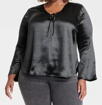 Blusa Ava & Viv satinada cuello en V corbata delantera acampanada manga larga negra para mujer talla 3X