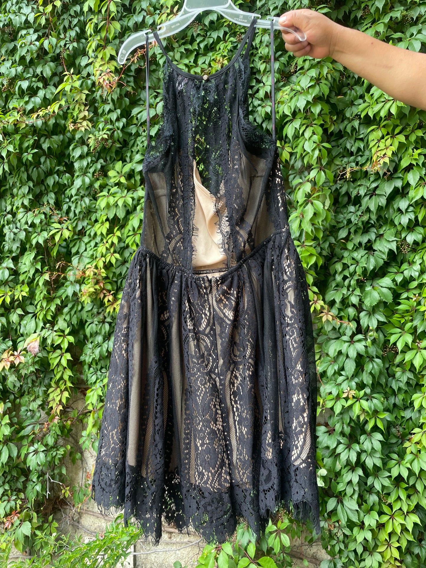 Vestido Corto de Encaje Negro con Fondo Nude - A’gaci - talla S