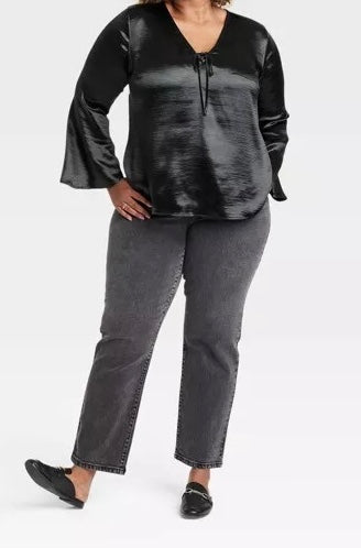 Blusa Ava & Viv satinada cuello en V corbata delantera acampanada manga larga negra para mujer talla 3X