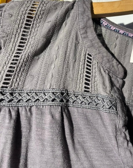 Blusa color carbón Knox Rose con detalle de botones
Knox Rose- talla xl