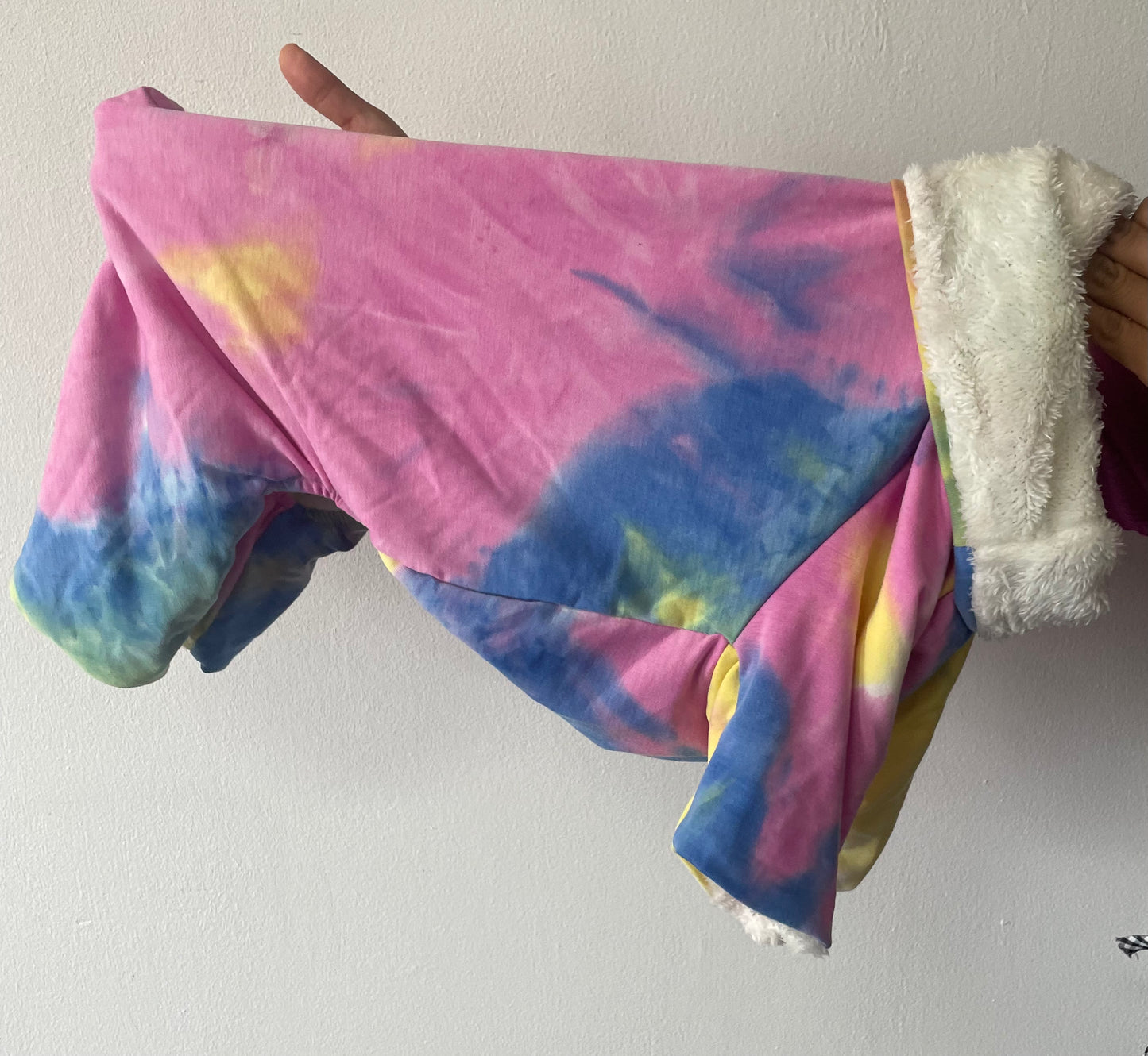 Traje para mascota ty dye
Con forro caliente
Talla XL