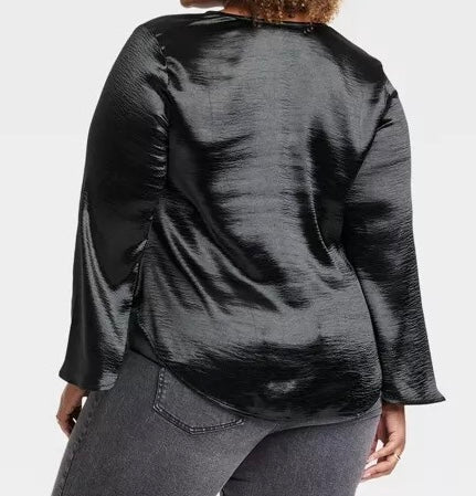 Blusa Ava & Viv satinada cuello en V corbata delantera acampanada manga larga negra para mujer talla 3X