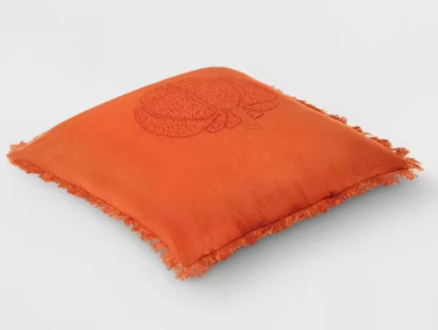 Almohada cuadrada de calabaza bordada con bordes deshilachados óxido - Threshold™