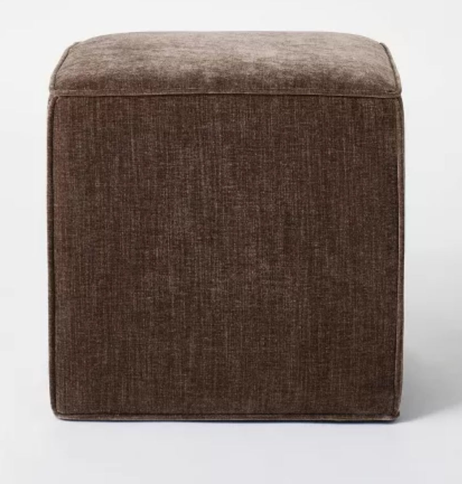 Otomana cubo cuadrada tapizada Lynwood - Threshold™ diseñada con Studio McGee