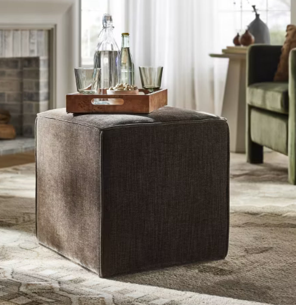 Otomana cubo cuadrada tapizada Lynwood - Threshold™ diseñada con Studio McGee