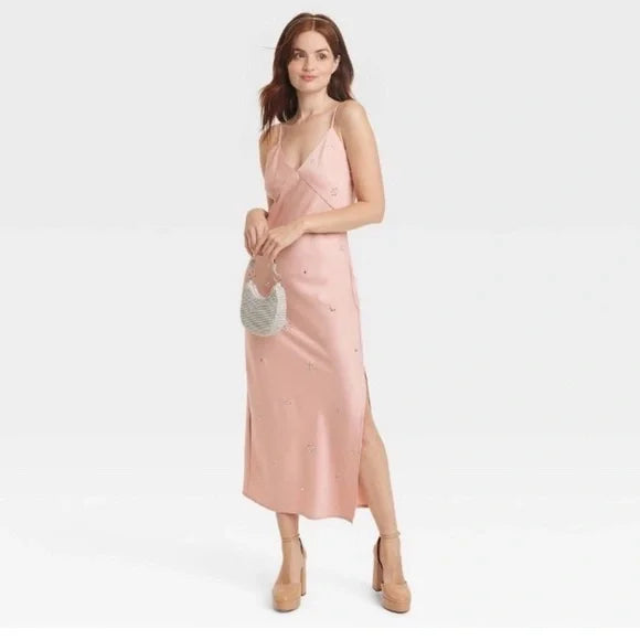 Vestido midi lencero de satén rosa ruborizado de A New Day, adornado con una gran gema de diamantes de imitación. talla L
