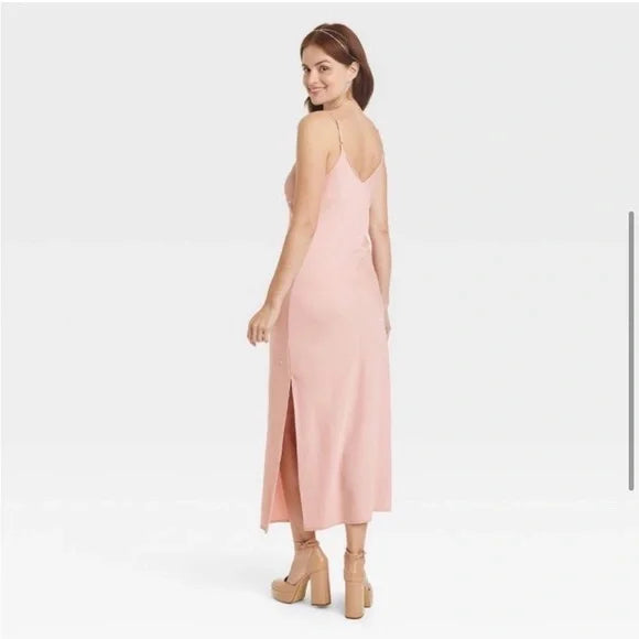Vestido midi lencero de satén rosa ruborizado de A New Day, adornado con una gran gema de diamantes de imitación. talla L