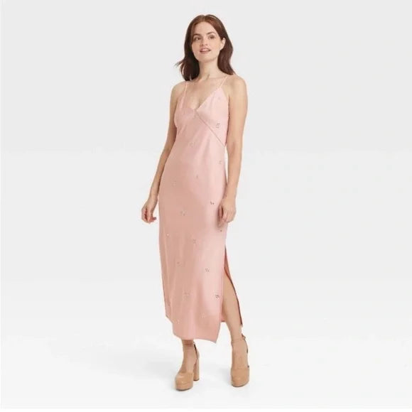 Vestido midi lencero de satén rosa ruborizado de A New Day, adornado con una gran gema de diamantes de imitación. talla L