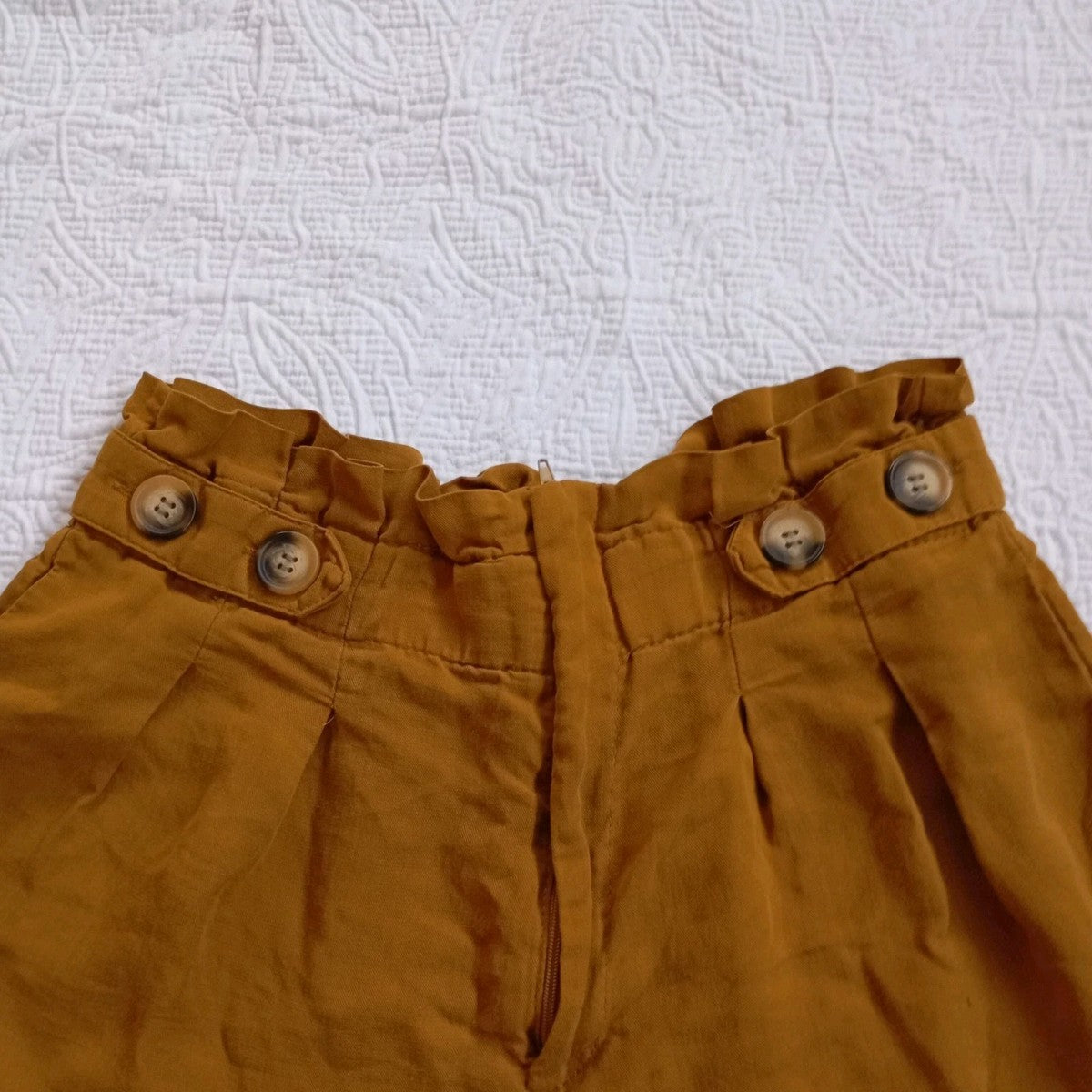 Zara Trf Mujer Shorts, Color Mostaza Con Cintura Alta, Talla XS