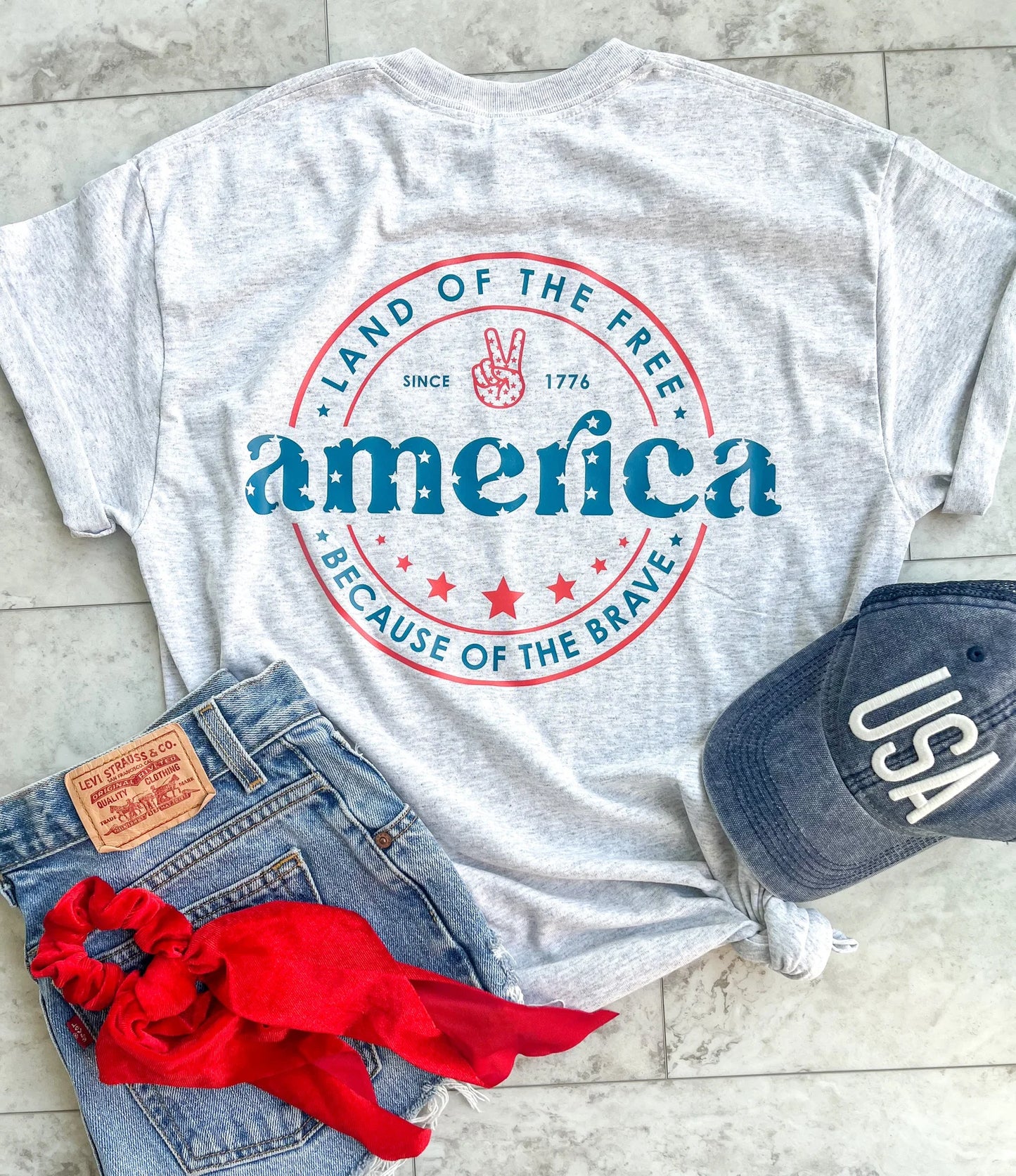 Camiseta supersuave con el símbolo de la paz en el bolsillo frontal del pecho y el logo retro americano en la espalda. La camiseta está preencogida y sus colores vibrantes no se destiñen.- talla 2XL