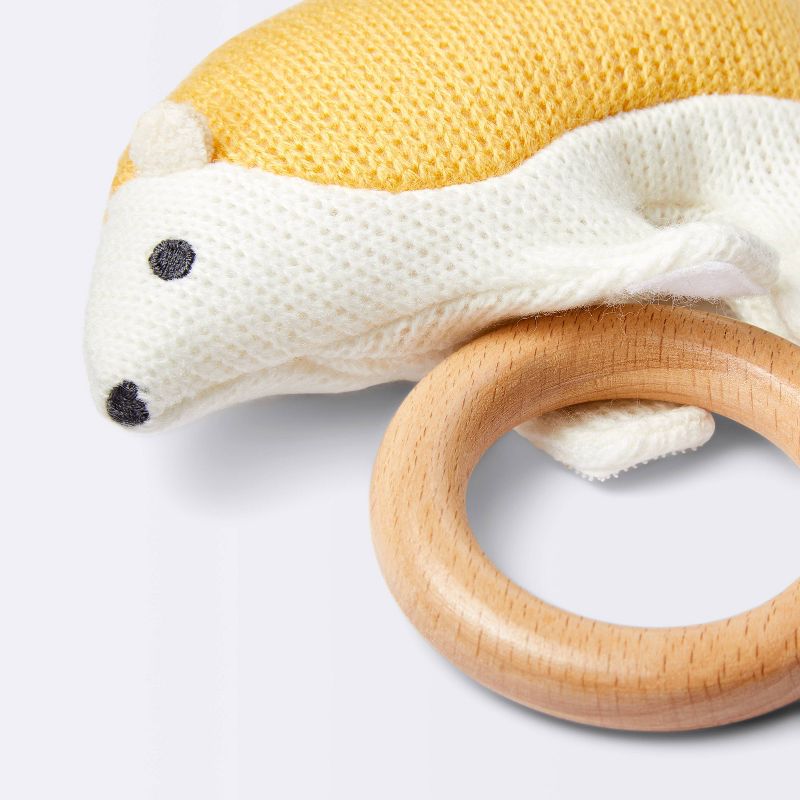 Knit Rattle on Wood Ring - Hedgehog - Cloud Island™ sonajero