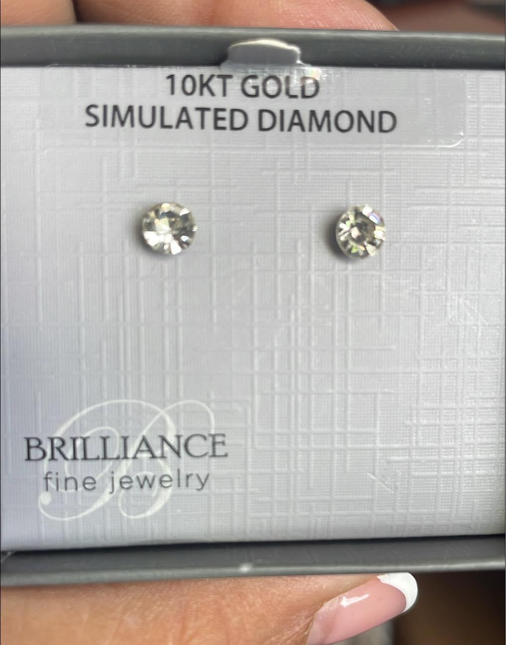BRILLIANCE FINE JEWELRY PENDIENTES REDONDOS DE ORO DE 10 KT CON DIAMANTE SIMULADO 8MM #01