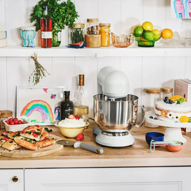 Hermoso mezclador de soporte de 5.3 Qt, ligero y potente con cabeza inclinable, glaseado blanco de Drew Barrymore