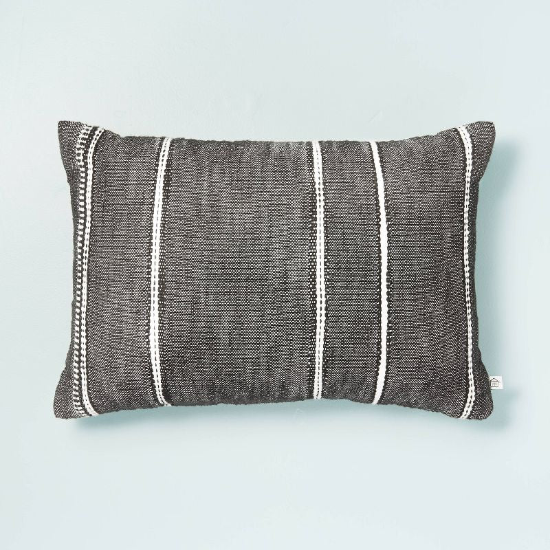 Cojín con patrón de rayas de 14"x20" Gris oscuro/Blanco/Beige - Hearth & Hand™ con Magnolia
