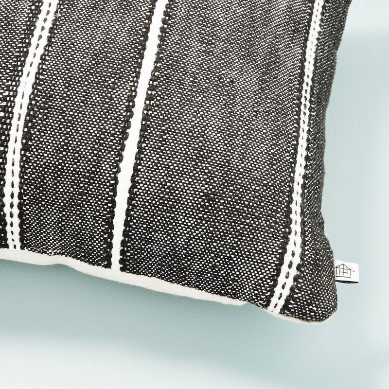 Cojín con patrón de rayas de 14"x20" Gris oscuro/Blanco/Beige - Hearth & Hand™ con Magnolia