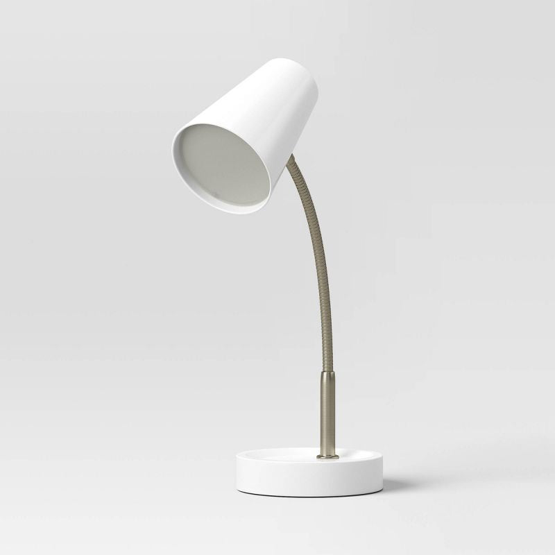 Lámpara de mesa de tareas (incluye bombilla LED) - Room Essentials™ con conexión usb agregada en la base.