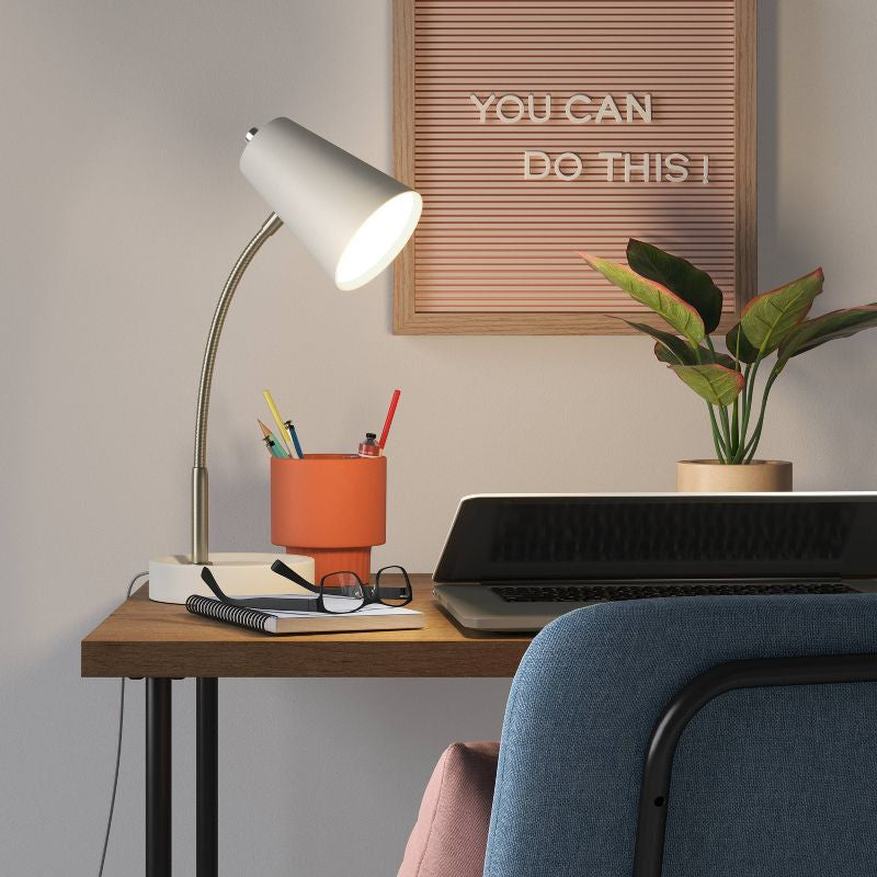Lámpara de mesa de tareas (incluye bombilla LED) - Room Essentials™ con conexión usb agregada en la base.