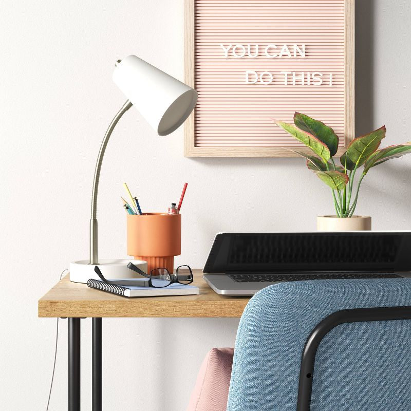 Lámpara de mesa de tareas (incluye bombilla LED) - Room Essentials™ con conexión usb agregada en la base.