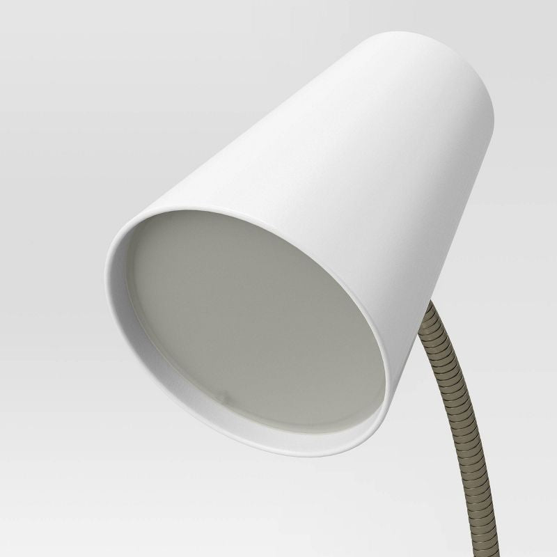 Lámpara de mesa de tareas (incluye bombilla LED) - Room Essentials™ con conexión usb agregada en la base.