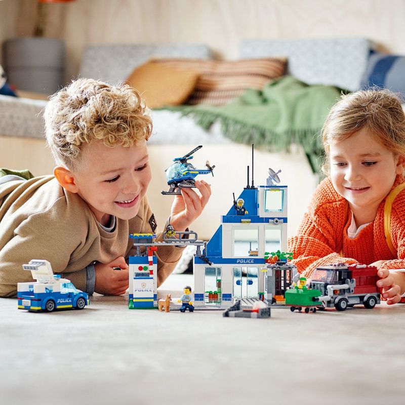 Juego de juguetes y helicópteros para camiones de la estación de policía de LEGO City 60316