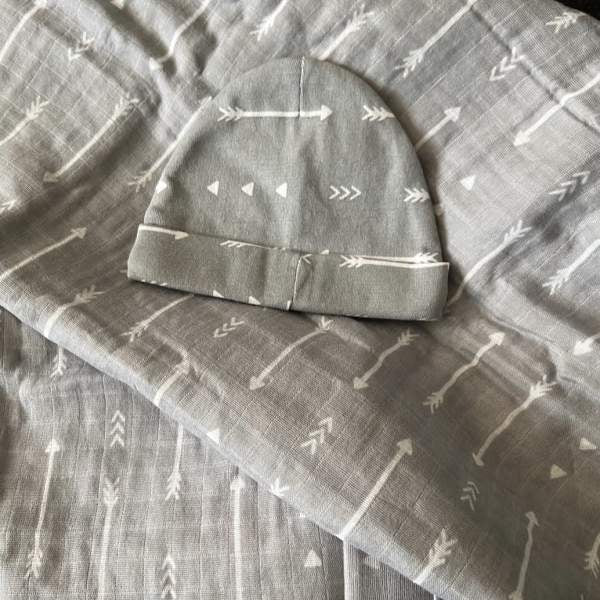 Juego de regalo de manta y gorro de bebé con envoltura de muselina del hospital - Flecha gris - 2 piezas - Cloud Island™