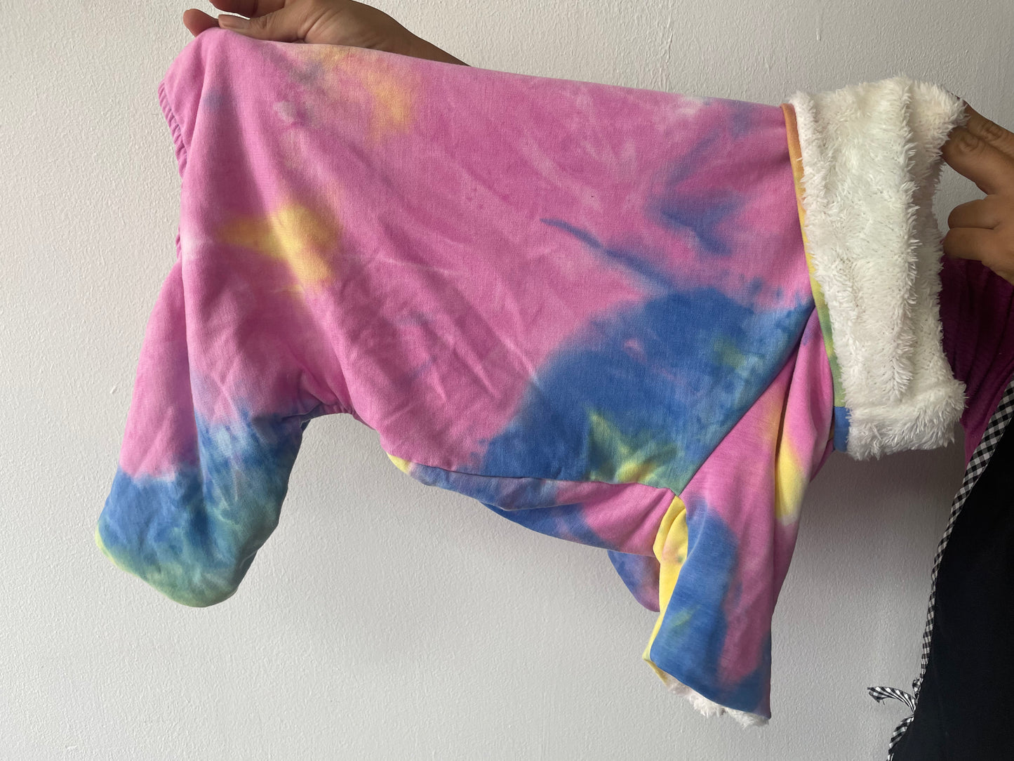 Traje para mascota ty dye
Con forro caliente
Talla XL