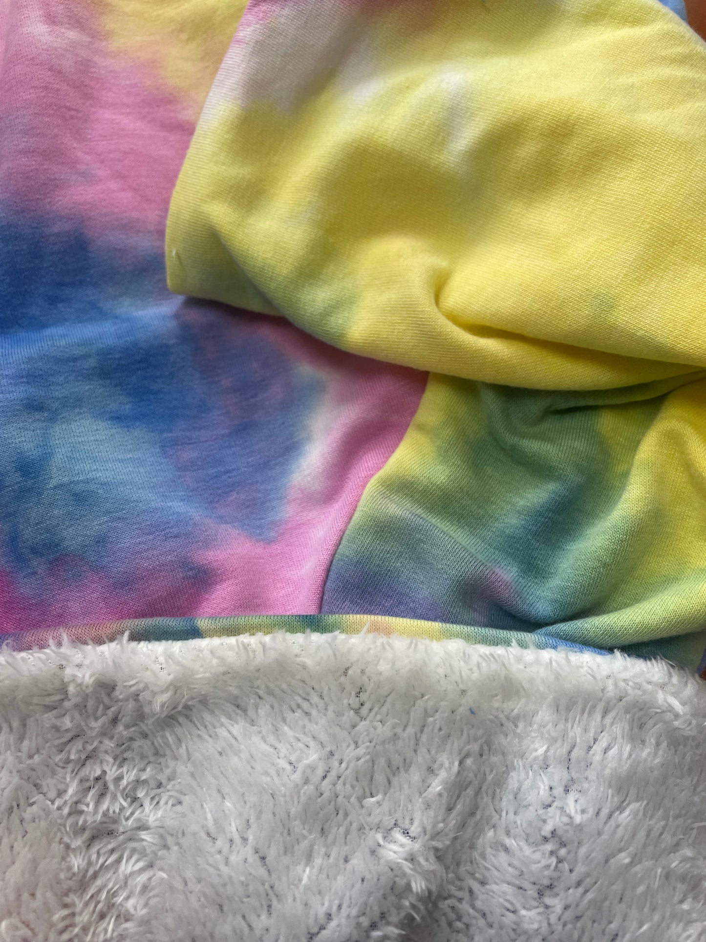 Traje para mascota ty dye
Con forro caliente
Talla XL