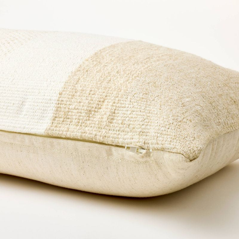 Almohada lumbar tejida de gran tamaño crema/neutral - Threshold™ diseñada con Studio McGee