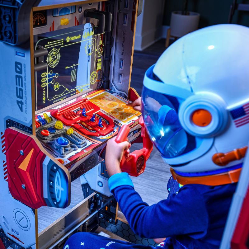 Juego de simulación de madera de la nave espacial KidKraft con luces, sonidos y proyector espacial