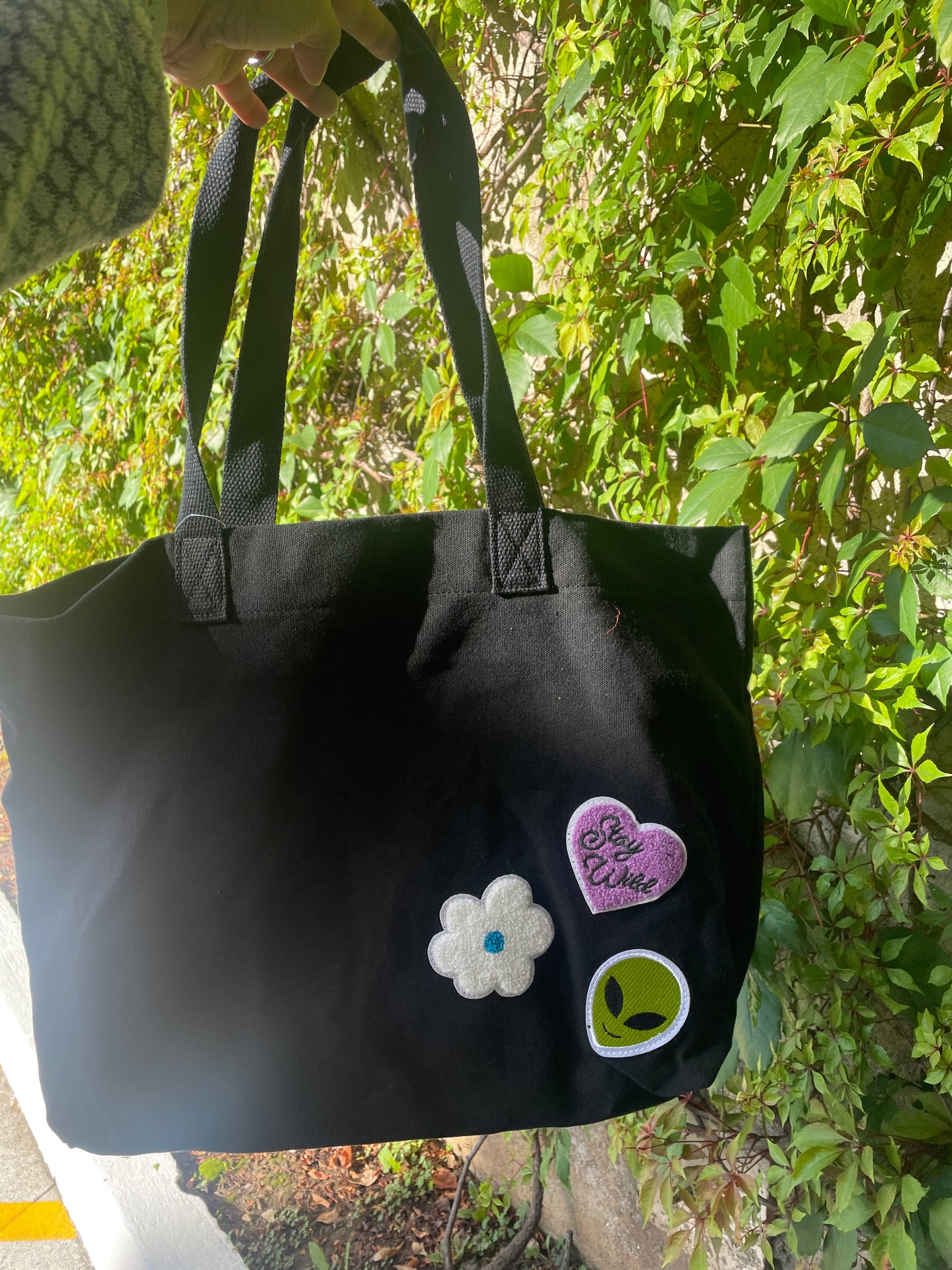 Bolso de compras de lona de color negro liso de 20" con parches C3 6706