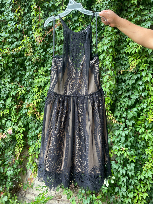Vestido Corto de Encaje Negro con Fondo Nude - A’gaci - talla S