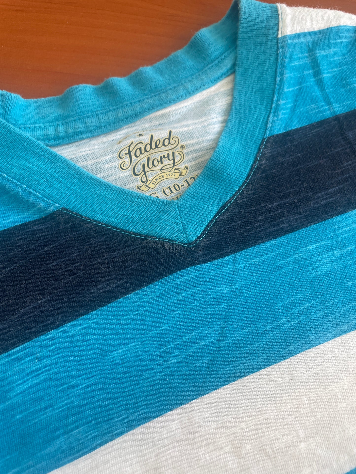 Playera cuello en V a rayas - Faded Glory - talla L  (10/12