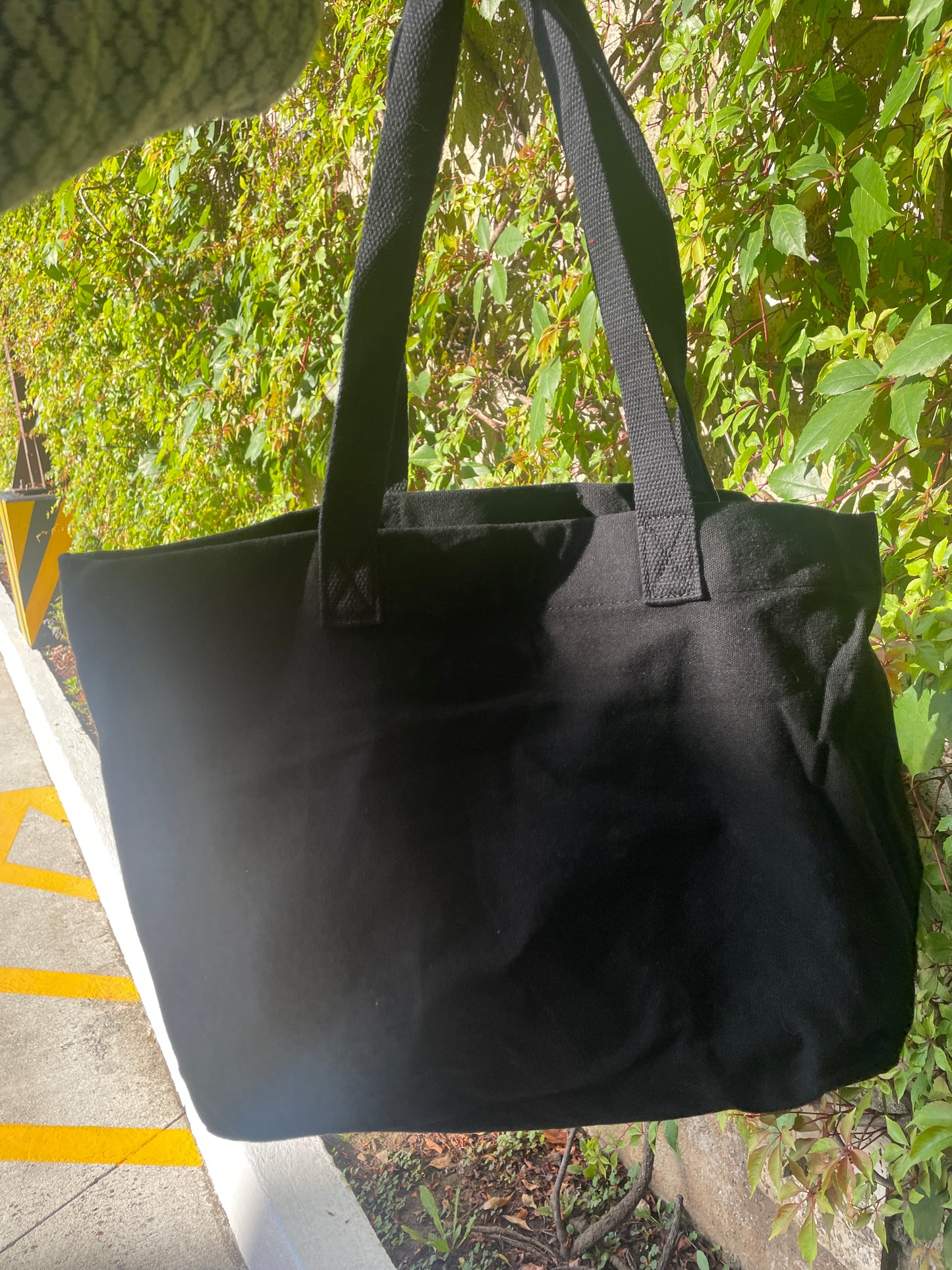 Bolso de compras de lona de color negro liso de 20" con parches C3 6706