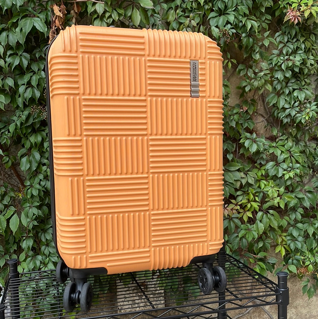 American Tourister NXT Checkered Hardside Carry On Spinner Suitcase maleta dura