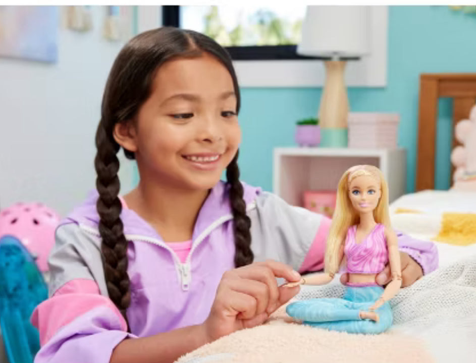 Muñeca de moda rubia Barbie hecha para mover con camiseta y pantalones deportivos extraíbles (exclusivo de Target)