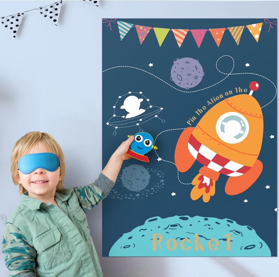 Pin The Alien - Juego de fiesta de cumpleaños de 21 x 28 pulgadas, 24 calcomanías de alienígenas reutilizables, juegos de fiesta para niños, juegos de fiesta para niños (cohete)