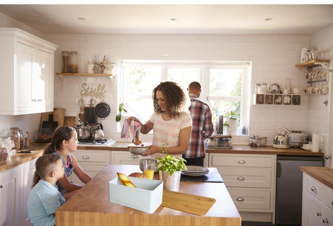 Panera para pan casero con tapa de bambú tabla de cortar, almacenamiento de pan para encimera de cocina, contenedor de pan para cocina de granja, caja de metal, soporte para pan blanco