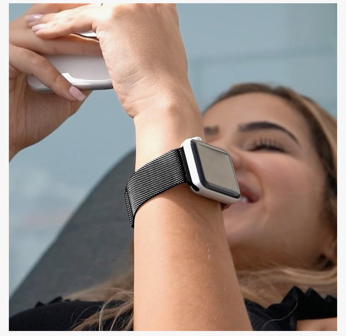 TALK WORKS - Correa de reloj extensible compatible con la serie Apple Watch, cierre magnético, correa de malla de acero inoxidable de ajuste cómodo para mujeres y hombres