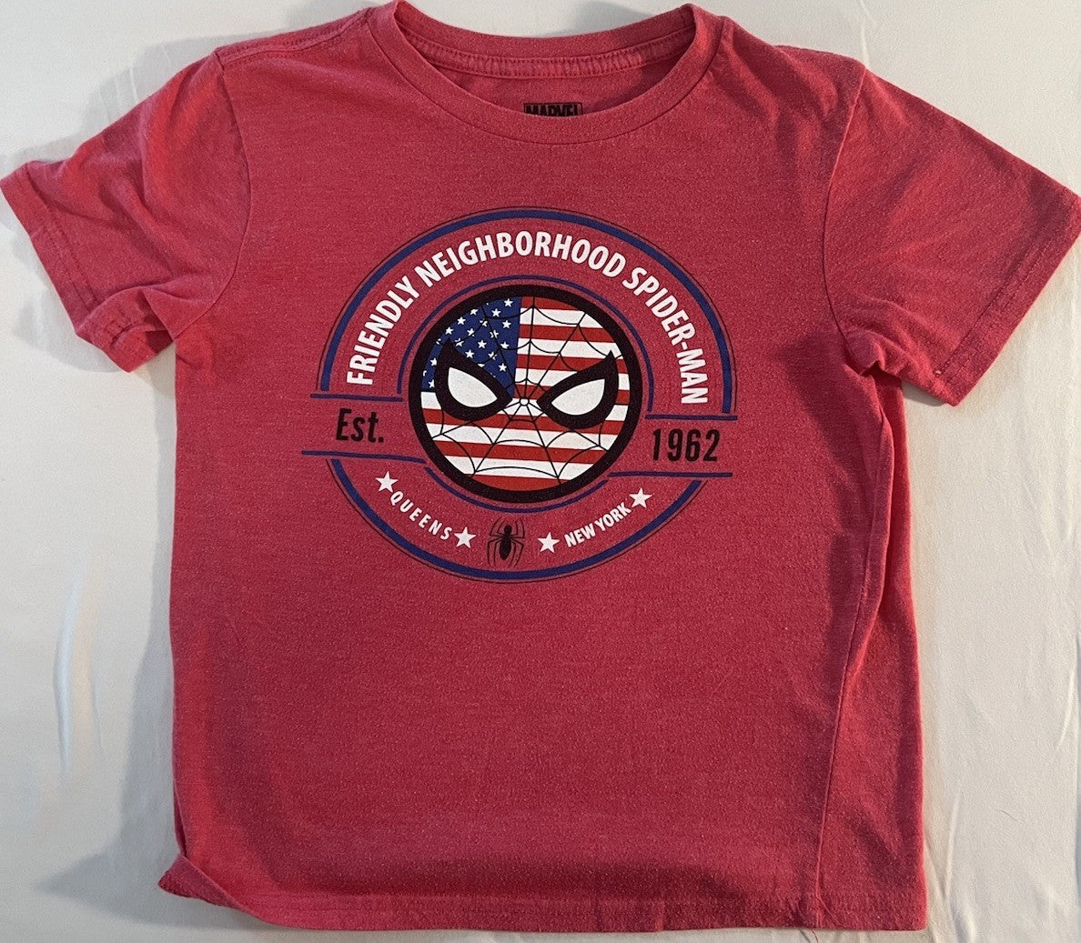 Playera roja  -The Friendly Neighborhood Spider-Man- Marvel - talla M