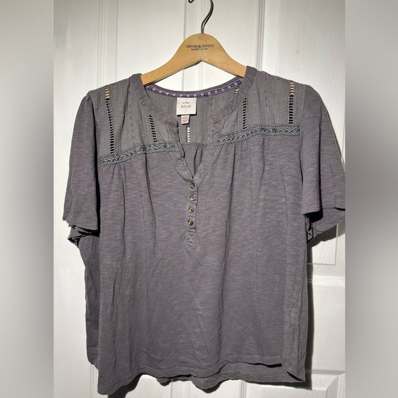 Blusa color carbón Knox Rose con detalle de botones
Knox Rose- talla xl