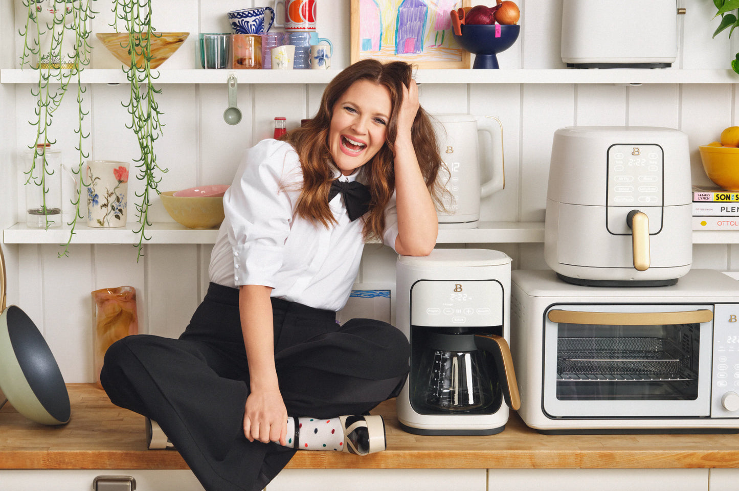 Hermosa sartén eléctrica 5 en 1 - Expandible hasta 7 Qt con tapa de vidrio, glaseado blanco de Drew Barrymore