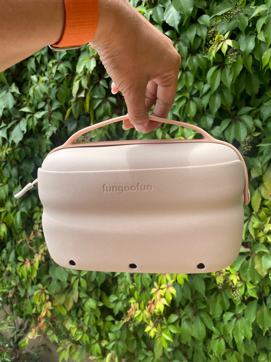 Fungoogun 
Estuche de Aseo y Maquillaje 2-en-1 de EVA - Impermeable, Organizador de Silicona Hipoalergénico con Asa, Bolsa de Almacenamiento Multifuncional para la Playa - para Hombres y Mujeres, Bolsa de Viaje para Aseo 
Color beige/cafe